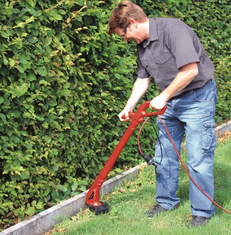 electric-trimmer-einhell-gc-et-2522-in-use-garden