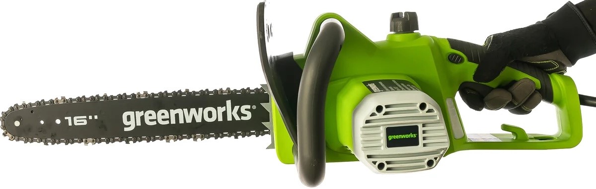 pila-tsepnaya-elektricheskaya-greenworks-gcs1840-20027-v-ruke