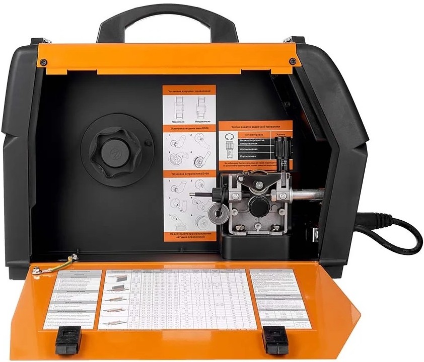 mig-welder-svarog-real-smart-mig-200-n2a5-wire-feed-compartment