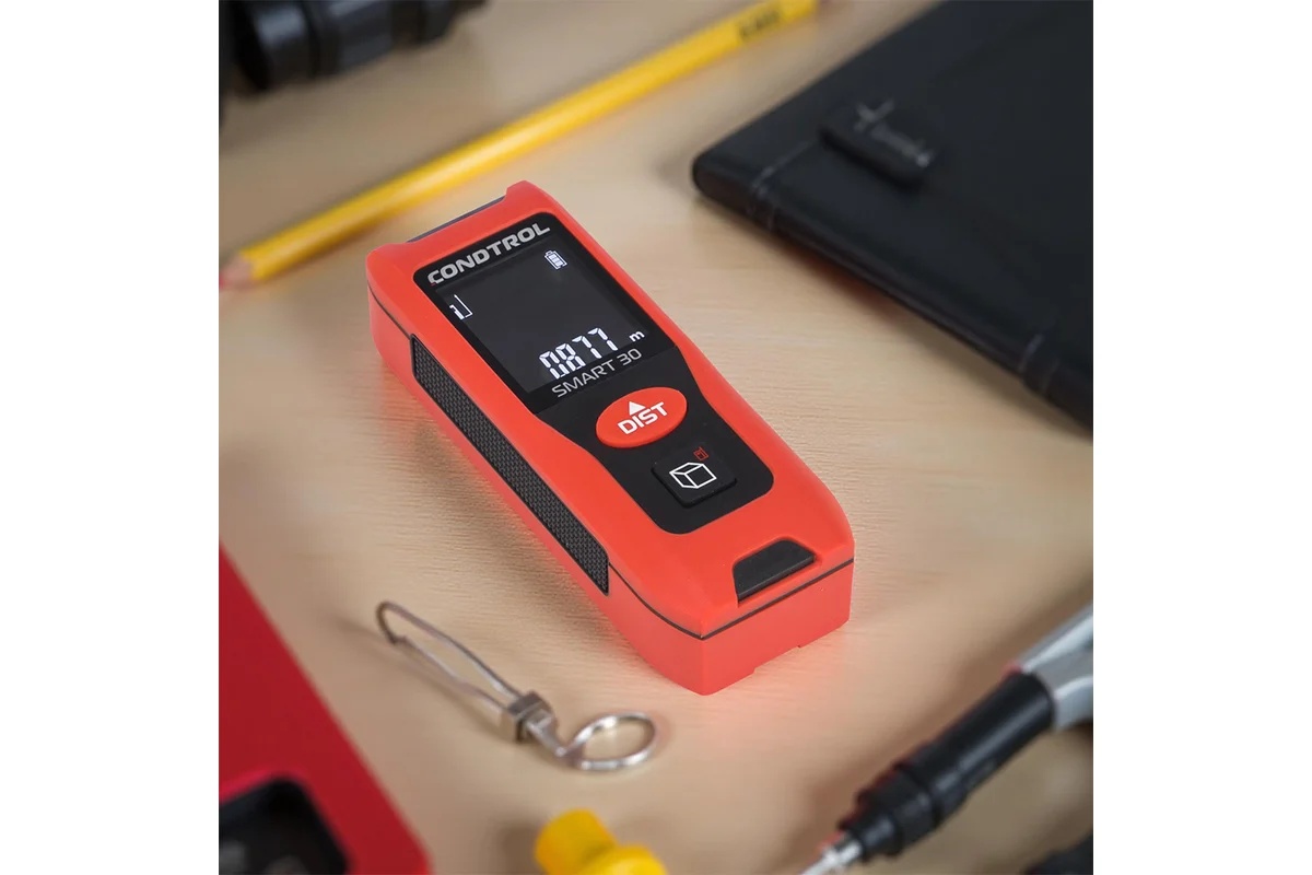 condtrol-laser-measurer-smart-30-na-rabochem-stole-s-instrumentami