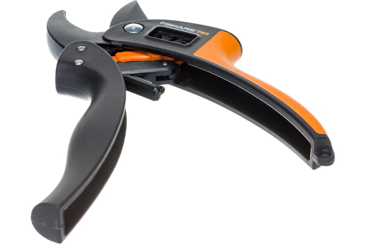 sekator-fiskars-111670-ugol-obzora