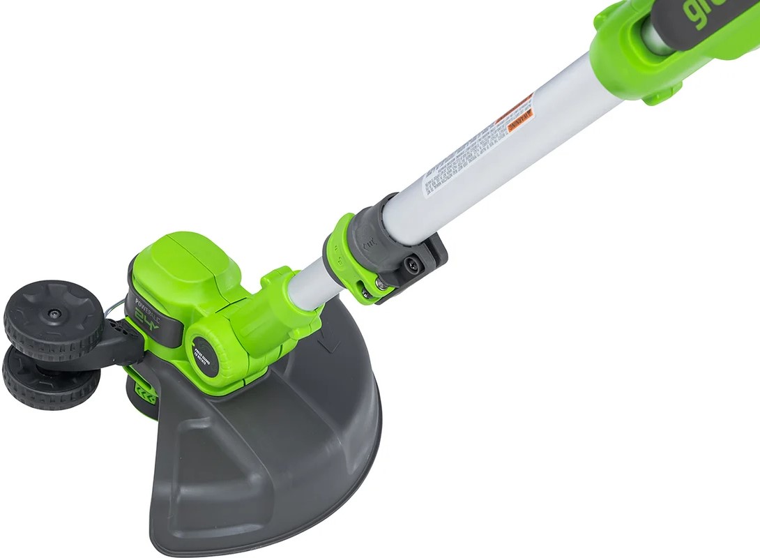 akkumulyatornyj-trimmer-greenworks-g24lt30-24v-2110407-v-rabote-na-uchastke