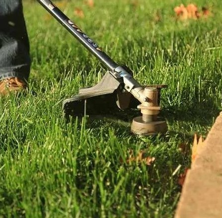 akkumulyatornyj-trimmer-greenworks-gd40bc-1301507ub-ruchka-i-upravlenie