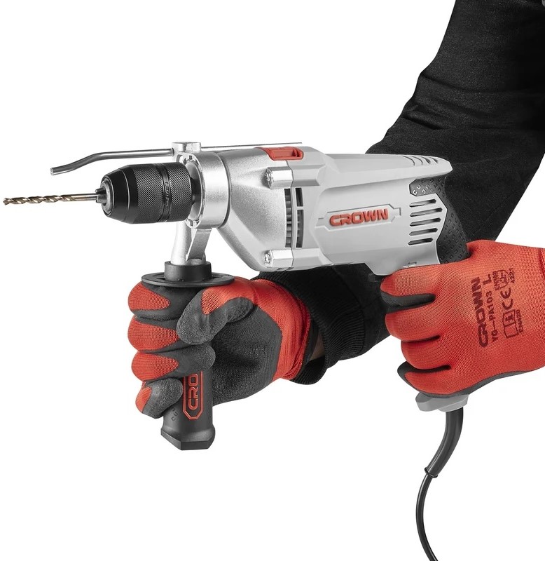 udarnaya-drel-crown-ct10130c-v-rukah