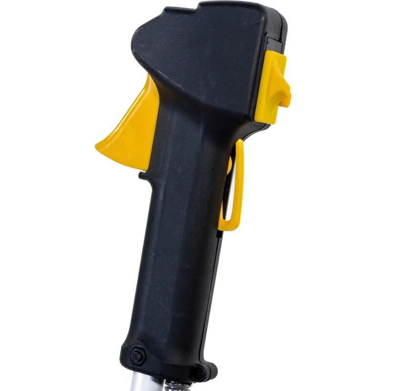 trimmer-champion-t433-2-benzinovyj-trimmer-na-trave-v-rabote