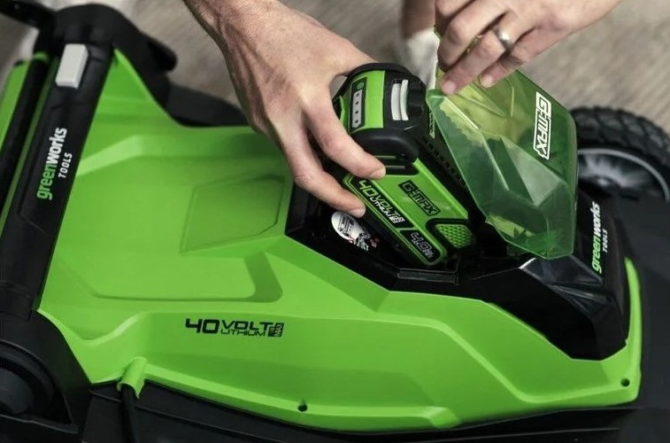greenworks-gd40lm16xk4-ustanovka-akkumulyatora-rukami