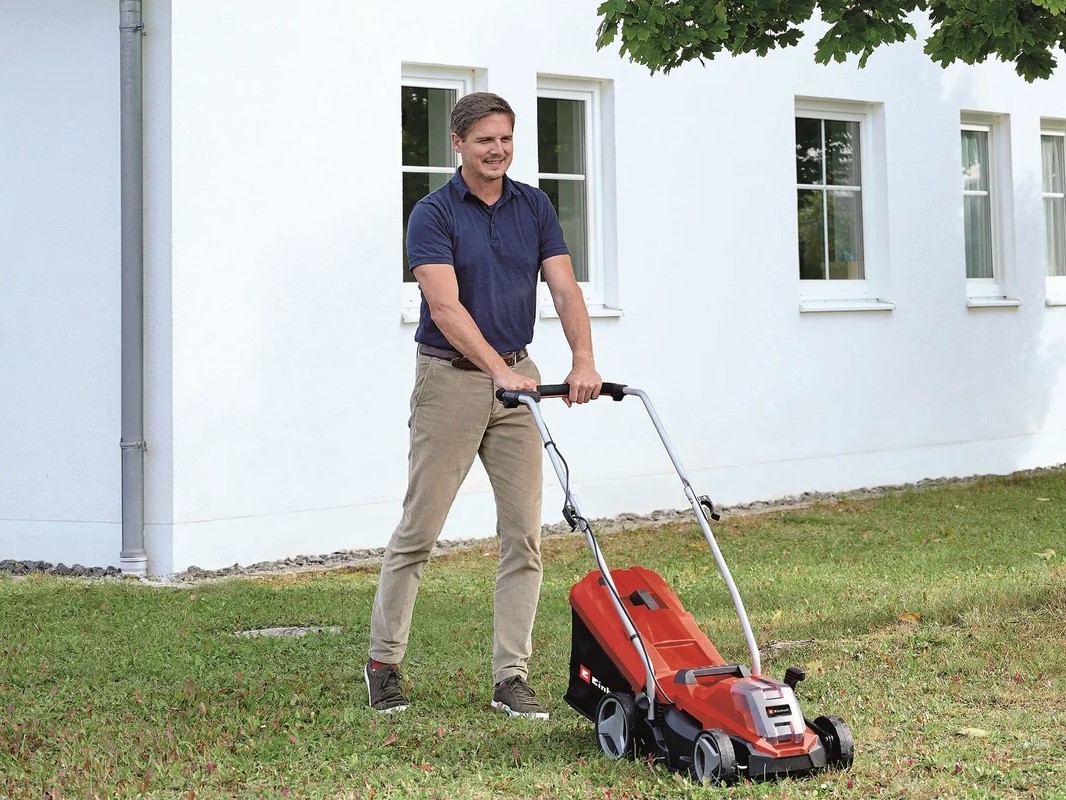 einhell-ge-cm18-33-li-gazonokosilka-na-trave.jpg