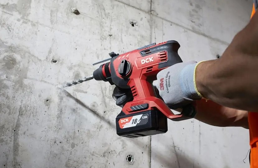 akkumulyatornyi-perforator-dck-kdzc22-drilling-wall
