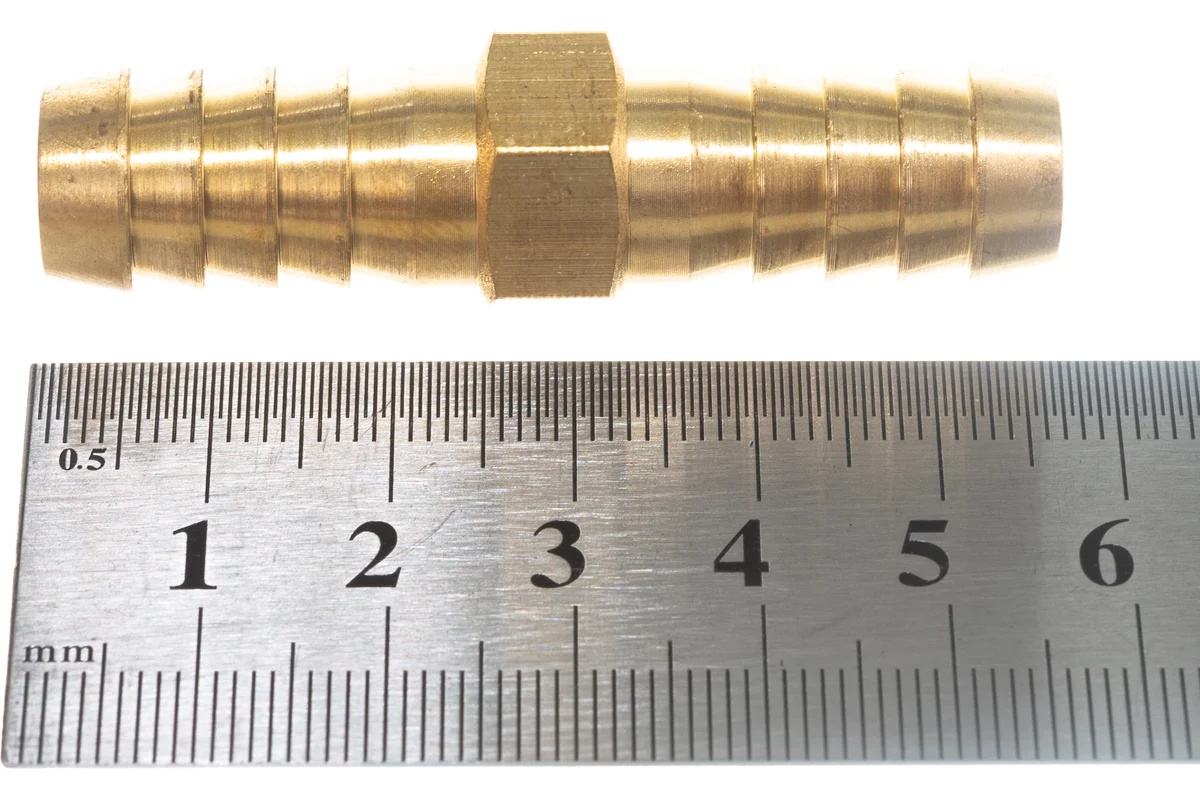 adapter-soedinitel-shlangov-elochka-12-12mm-latun-quattro-elementi-771-954-detal-latunnaya