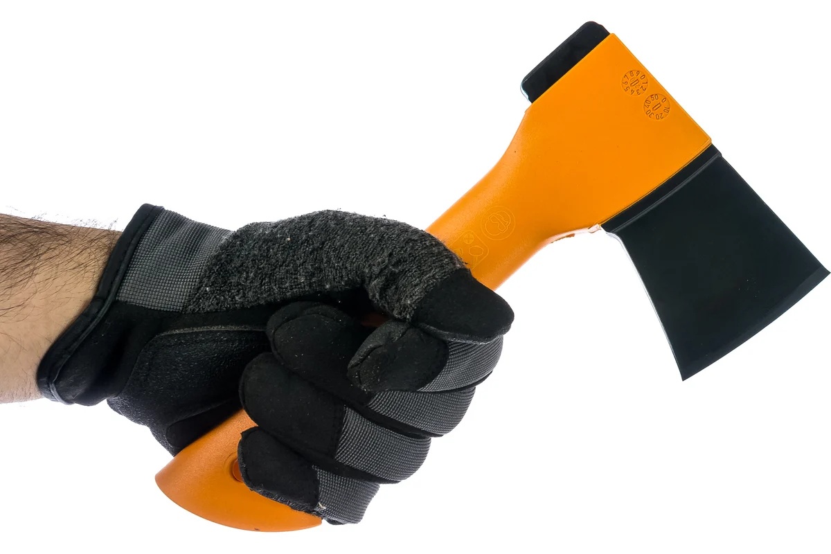 topor-turisticheskii-fiskars-x5-v-ruke-vid-sboku