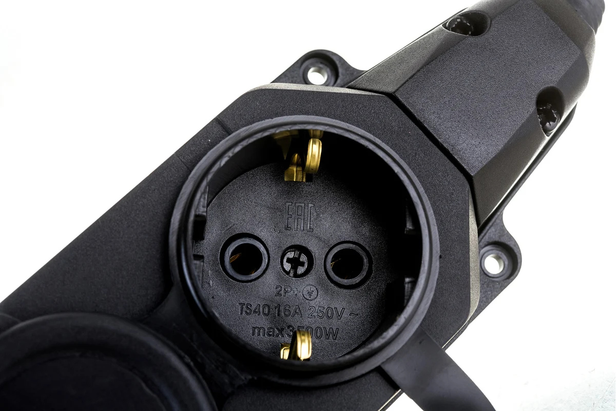 rubber-socket-block-era-k-2e-b-ip44-16a-two-outlets-socket-contacts-close-up