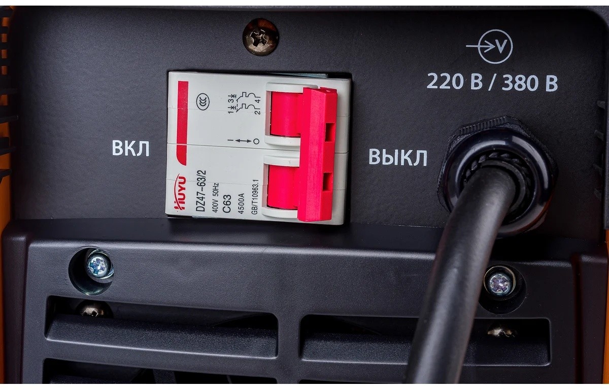 welding-inverter-svarog-arc-250d-real-z226-power-switch-close-up