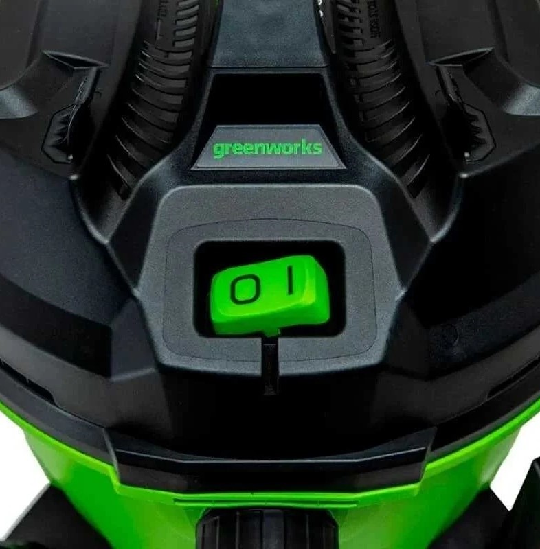 construction-vacuum-cleaner-greenworks-4701207-power-switch-closeup