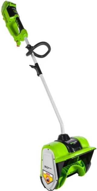 akkumulyatornyy-besshchetochnyy-snegouborshchik-greenworks-40v-2600807-rabota-na-ulice