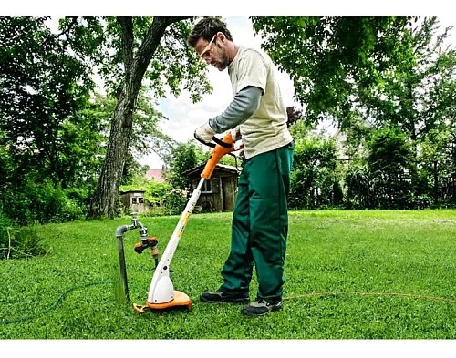 trimmer-elektricheskiy-stihl-fse-31-rabota-na-trave