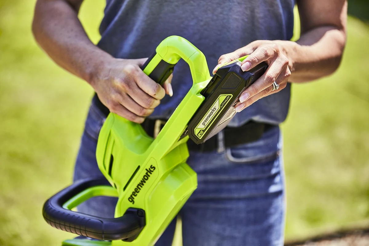 kustorez-akkumulyatornyi-greenworks-g24ht56-24v-2205507-nozhi