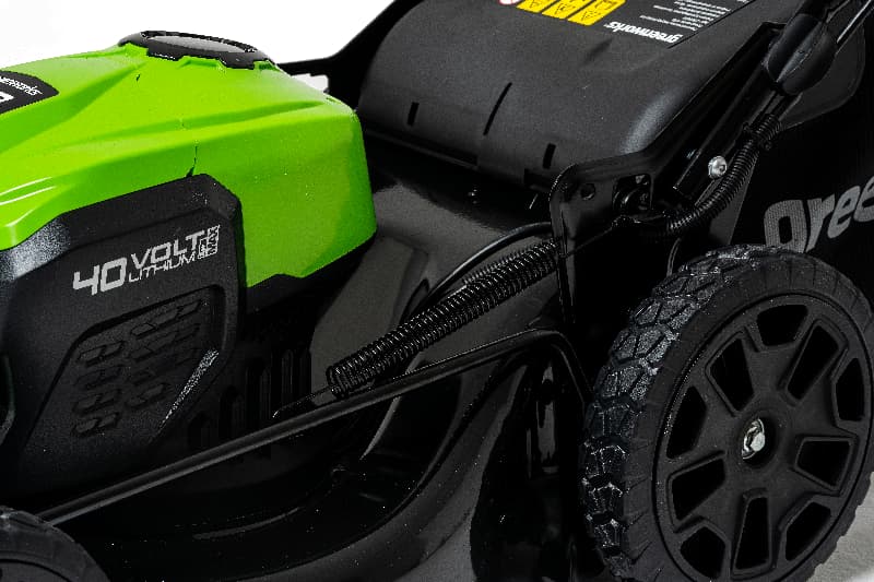 greenworks-gd40lm46sp-podveska-i-koleso-sblizu.jpg