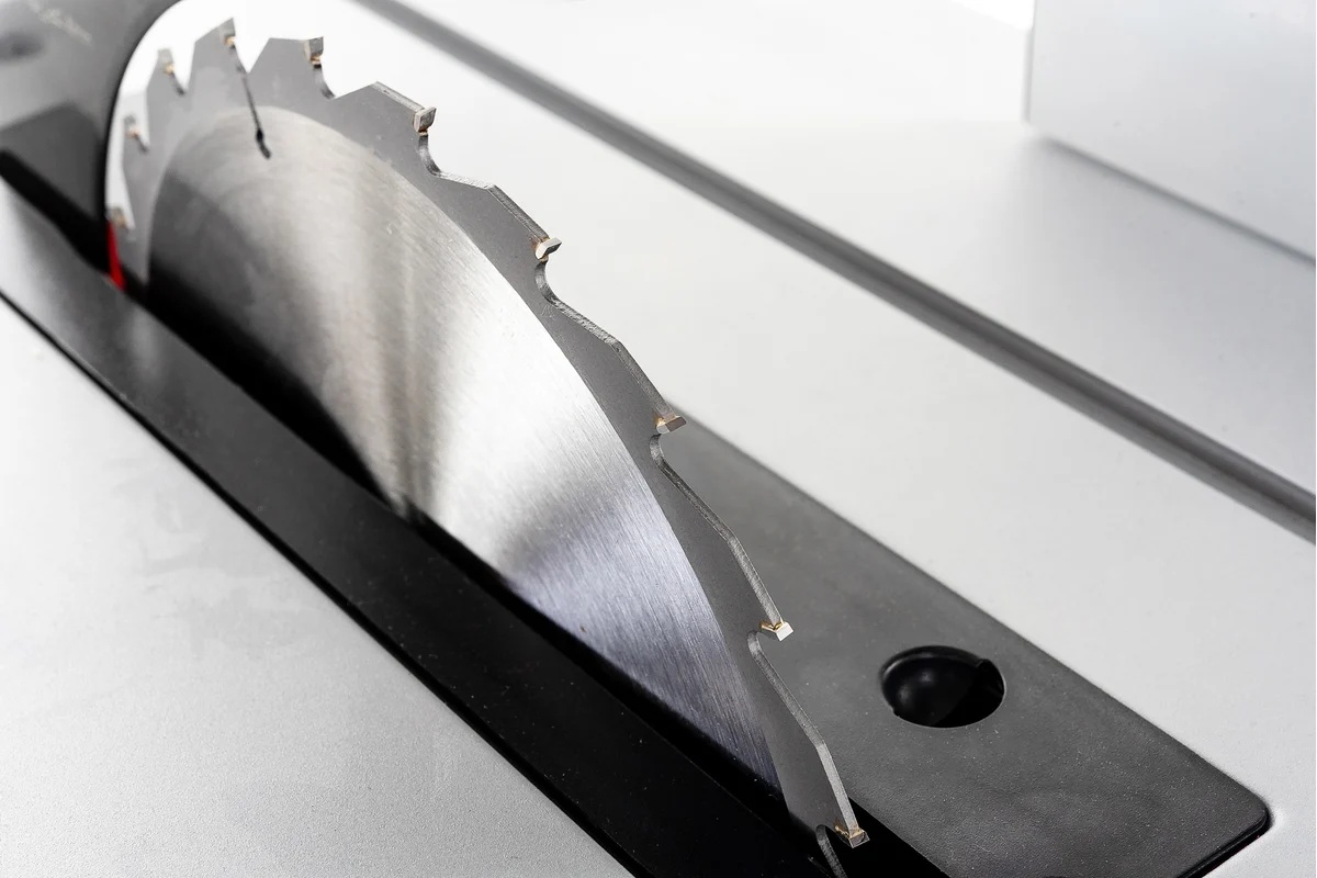 table-saw-einhell-tc-ts2025-3eco-blade-closeup