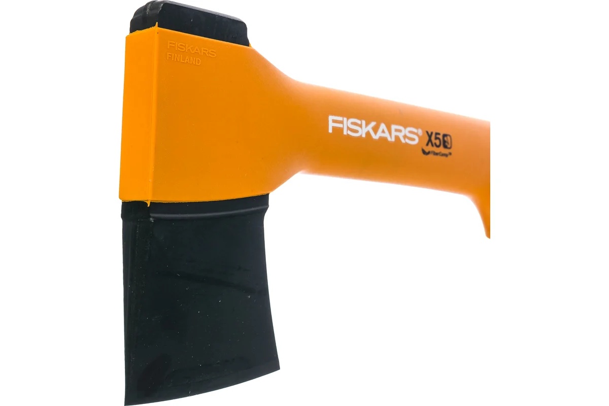 topor-turisticheskii-fiskars-x5-vid-sboku-na-belom-fone