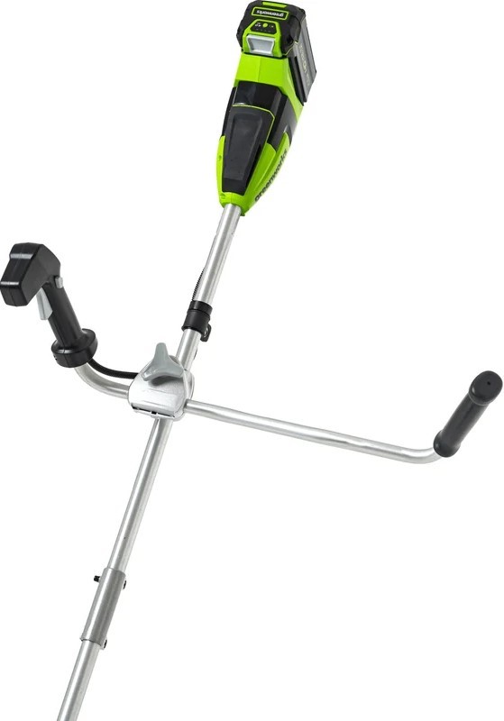 besshchetochnyj-akkumulyatornyj-trimmer-greenworks-gd40bcb-40v-2105707-trimmer-v-rabote-s-travoj