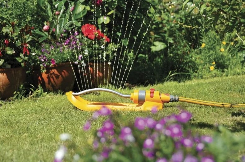 orositel-sprinklernyy-kvadratnyy-hozelock-plus-200m2-2974p0000-soedinenie-shlang