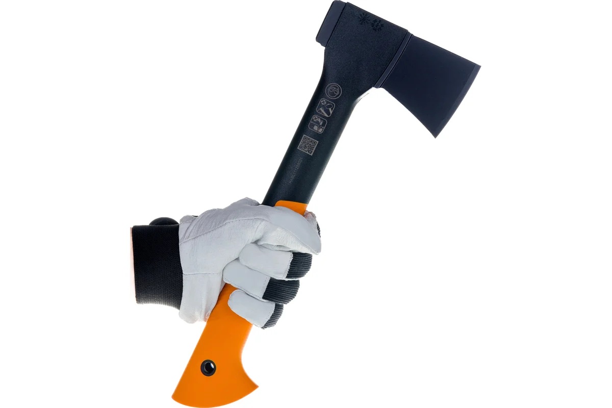 topor-turisticheskii-fiskars-x7-v-ruke