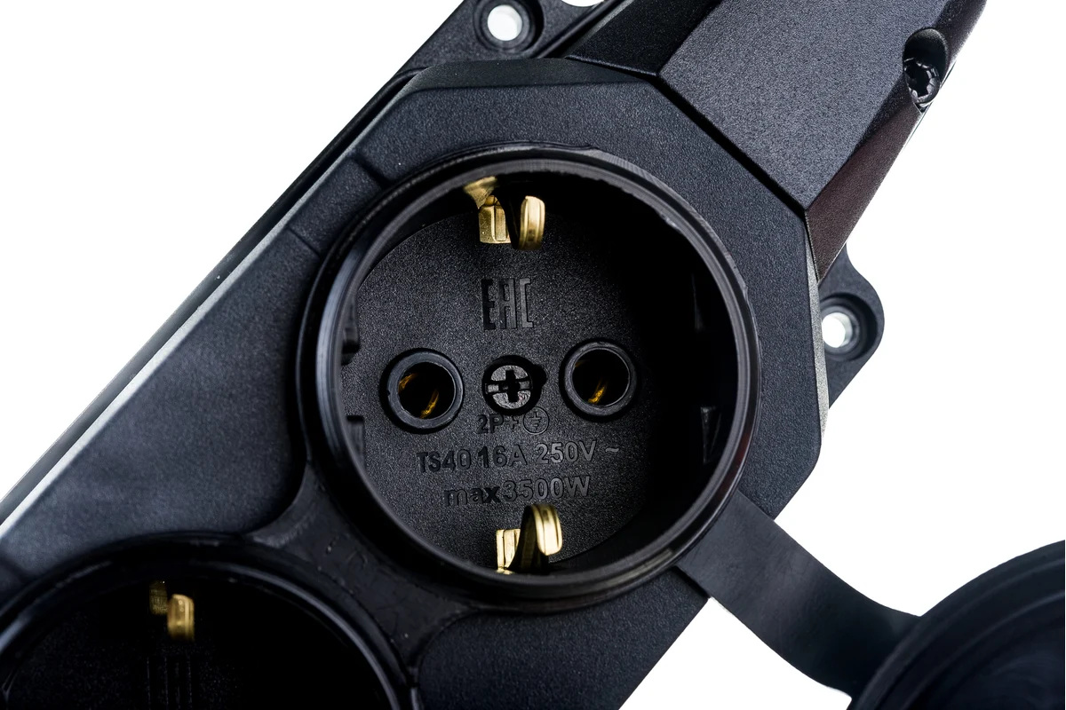 rubber-socket-block-era-k-4e-red-ip44-16a-four-outlets-socket-contacts-close-up