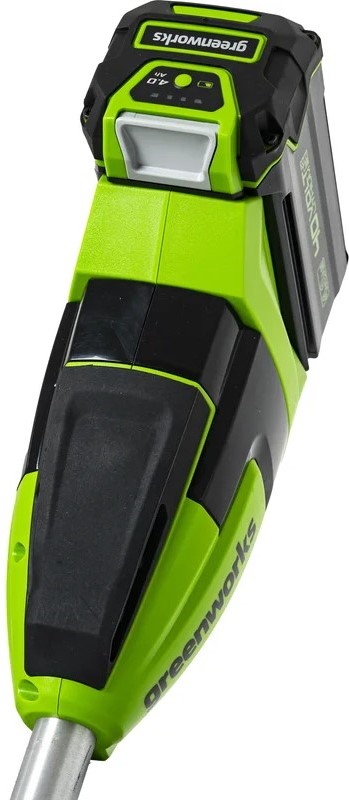 besshchetochnyj-akkumulyatornyj-trimmer-greenworks-gd40bcb-40v-2105707-trimmer-v-rabote-na-uchastke