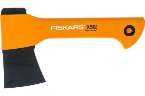 topor-turisticheskii-fiskars-x5-vid-sverhu-na-belom-fone