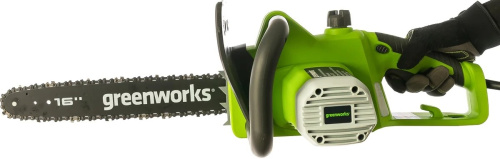 pila-tsepnaya-elektricheskaya-greenworks-gcs1840-20027-v-ruke