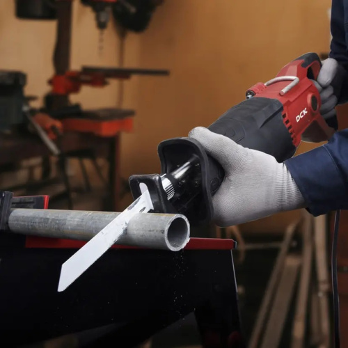 pila-sabelnaya-dck-kjf02-30-work-metal