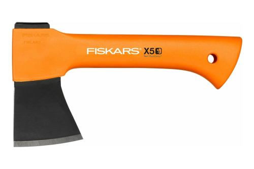 topor-turisticheskii-fiskars-x5-lezvie-i-ruchka-blizko