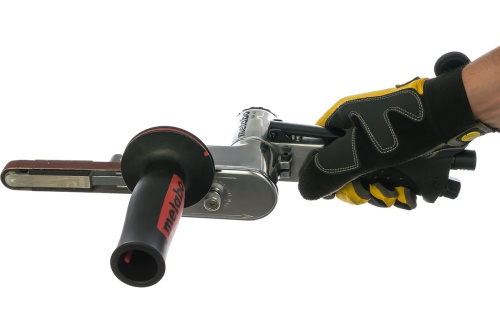 metabo-220v-lentochniy-napilnik-dbf-457-rabota-v-ruke-demonstraziya-ispolzovaniya