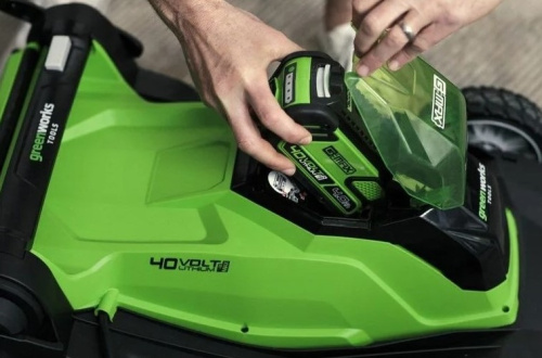 greenworks-gd40lm16xk4-ustanovka-akkumulyatora-rukami