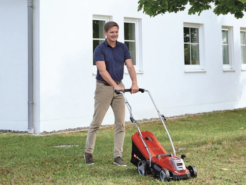 einhell-ge-cm18-33-li-gazonokosilka-na-trave.jpg