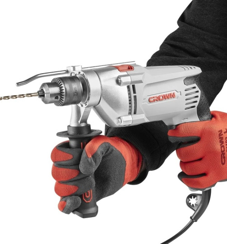 udarная-drel-crown-ct10130-v-ruke