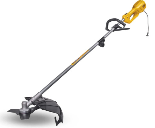 elektricheskiy-trimmer-champion-et1211a-rabota-na-trave