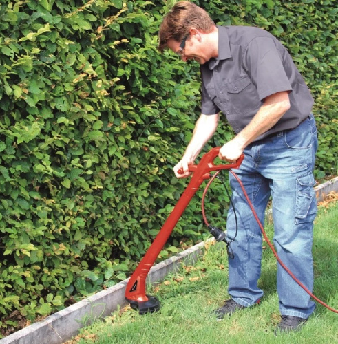 electric-trimmer-einhell-gc-et-2522-in-use-garden