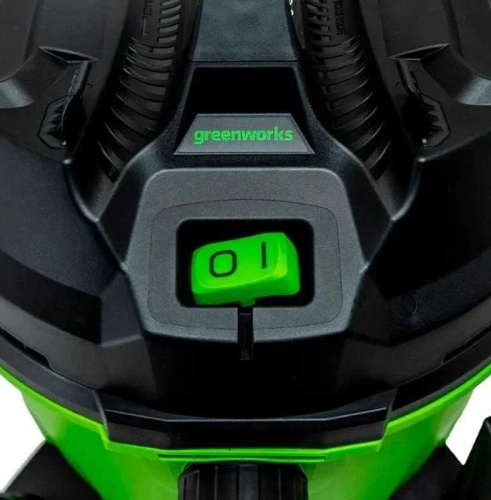 construction-vacuum-cleaner-greenworks-4701207-power-switch-closeup
