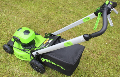 greenworks-gd40lm48sp-gazonokosilka-na-trave.jpg