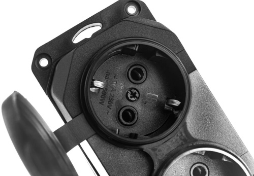 rubber-socket-block-era-k-3e-ip44-16a-three-outlets-socket-contacts-close-up